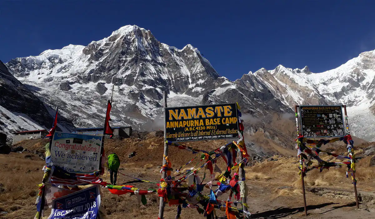 Panoramica del trekking al campo base dell'Annapurna a marzo