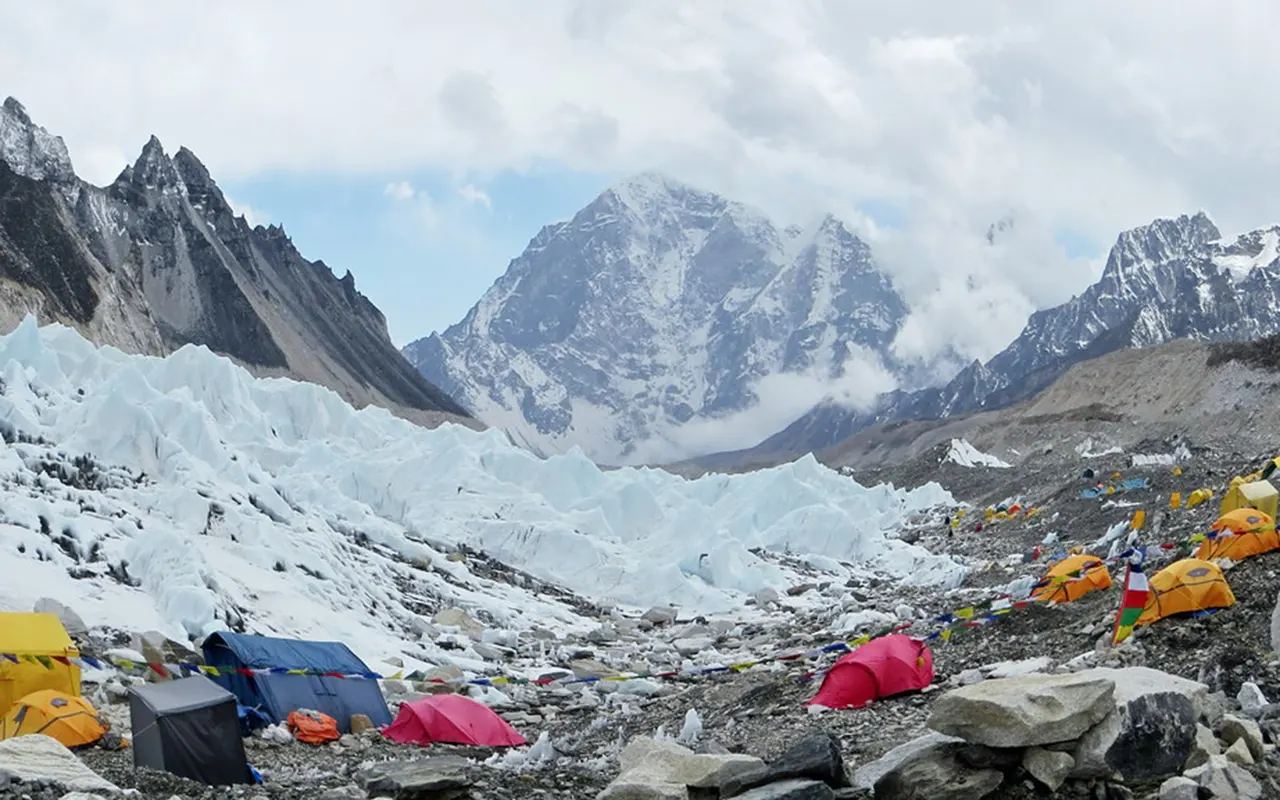 Drumeție în tabăra de bază Everest, iarnă