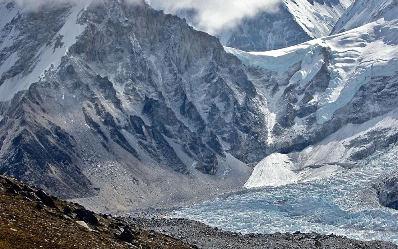 Peisaj de iarnă în tabăra de bază Everest